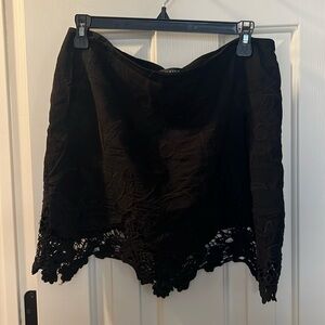Kendall & Kylie juniors black skirt size Large.